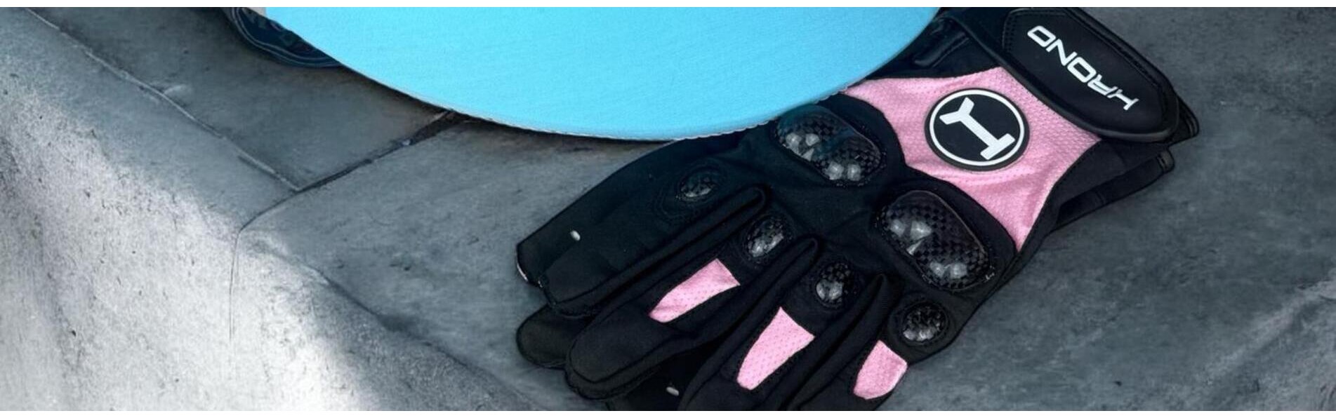 https://www.kronopolo.fr/image/cache/catalog/Blog%20Banners/pink%20carbon%20polo%20gloves-1903x596.jpg